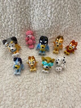 Bluey Action Figure Lot Of 9 Figures.